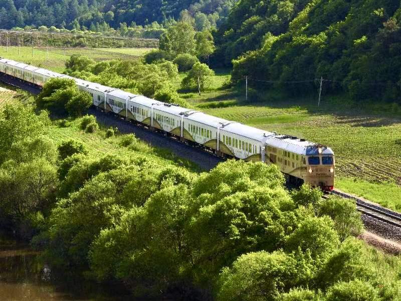 畅游南北疆 今年首趟“京和号”旅游专列出发