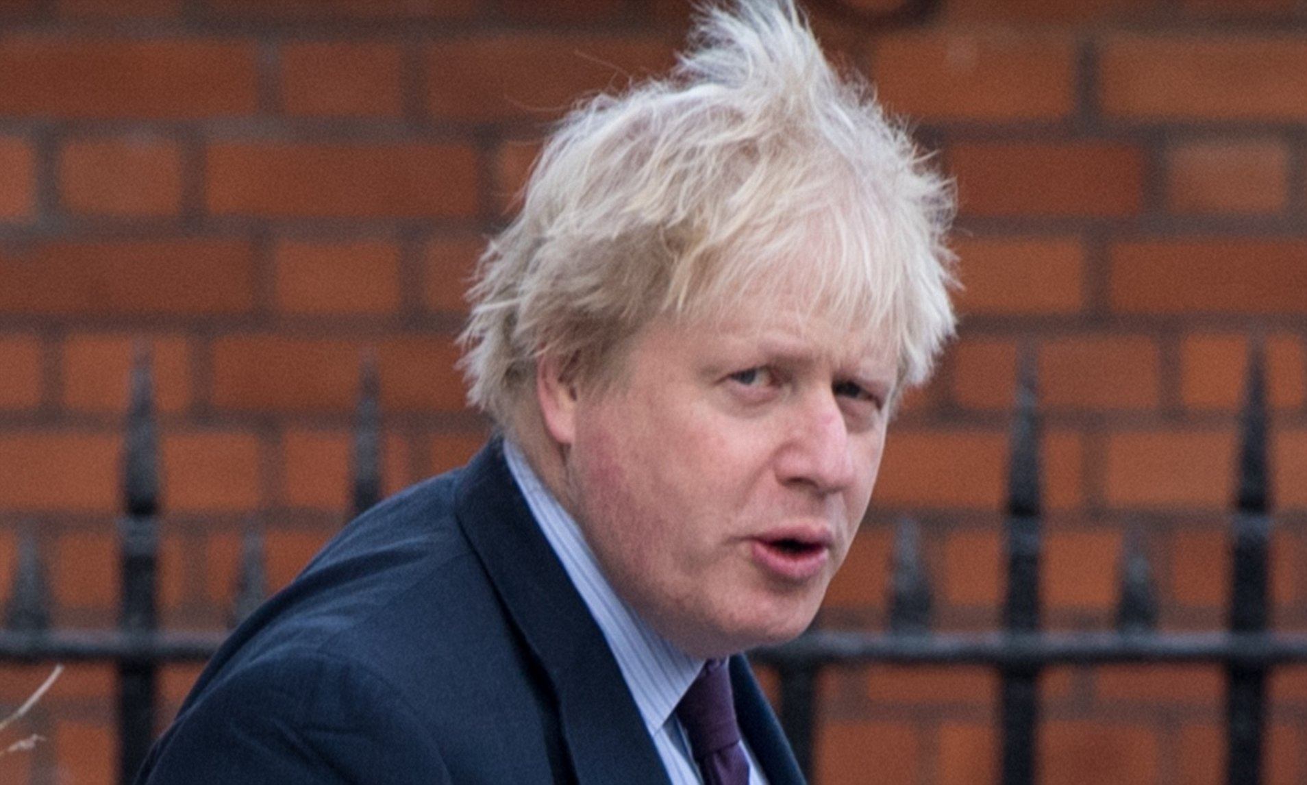 震惊！英国突发暴乱 13年来最大规模！此前首相宣布国家濒临“破产”！