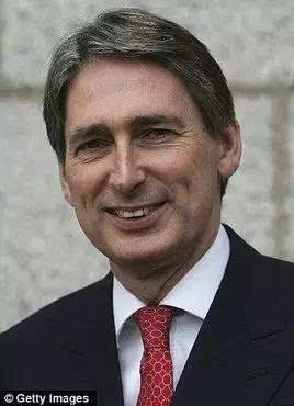 震惊！英国突发暴乱 13年来最大规模！此前首相宣布国家濒临“破产”！