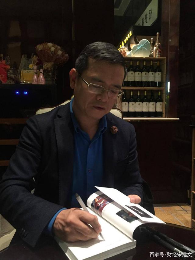 美股见顶信号？巴菲特狂卖苹果！段永平、但斌：不跟！“债王”警告别抄底！