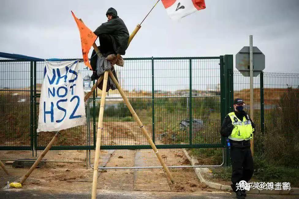 英国爆发13年来最大规模骚乱！首相紧急开会 多国发出旅行警告 马斯克：“内战不可避免”