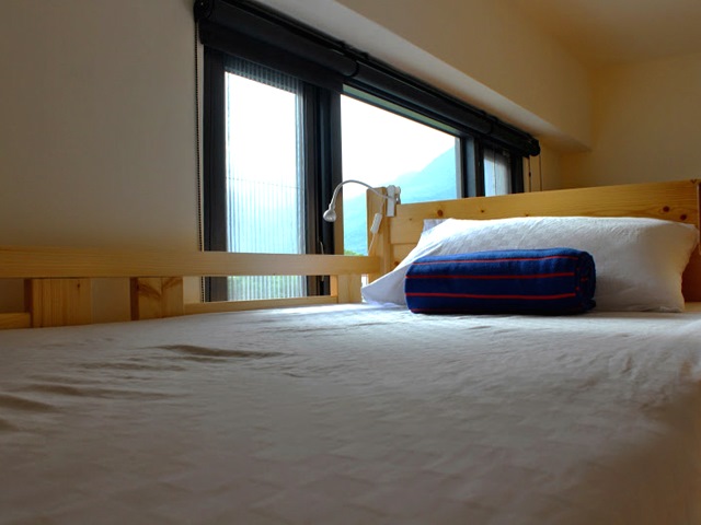 美国降息叙事又添新章：背包客钱包日渐干瘪 民宿平台股价暴跌