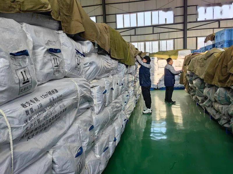 部分商超矿泉水被一抢而空 干粮断货 电商平台一度瘫痪 日本发布“巨大地震警报”