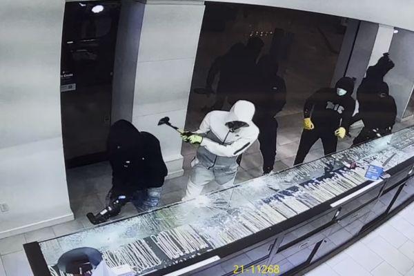 逃离美国的全球资本去了哪？“最牛”黄金正携手“最猛”欧元