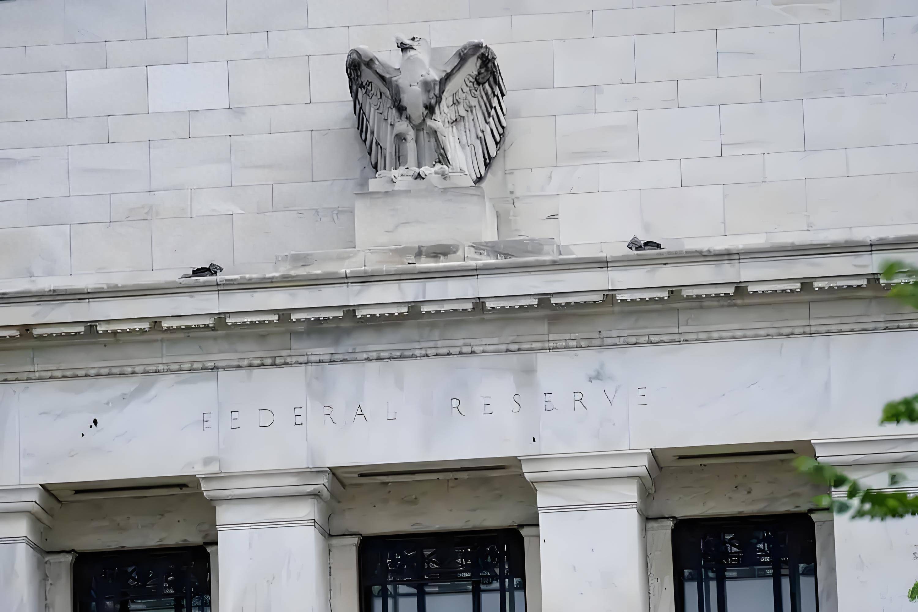 美联储将基准利率维持在4.25%-4.50%不变 连续第四次会议按兵不动