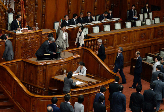 日本政坛“黑天鹅”突袭！执政联盟丧失参议院过半数议席