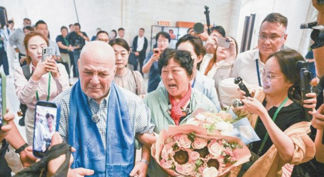 “赛考斯”与殷玉珍重逢：时隔26年的拥抱