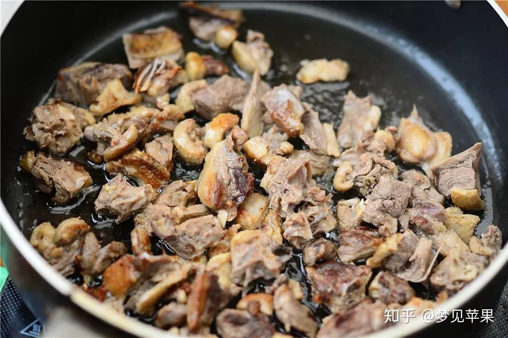 广西“鬼节”鸭市旺 年轻人“花式”选鸭传温情