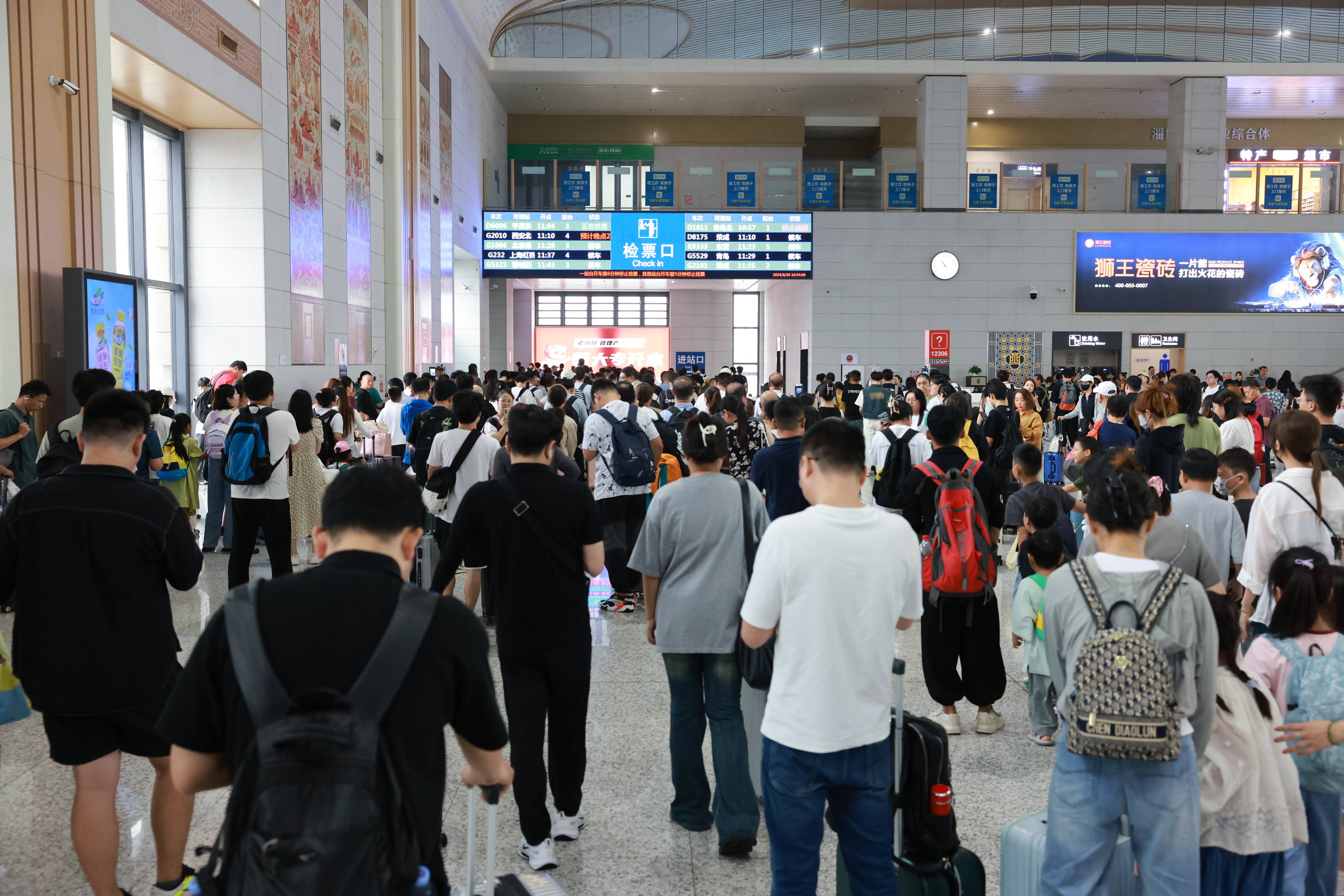暑运收官 拱北口岸暑期迎客近2200万人次